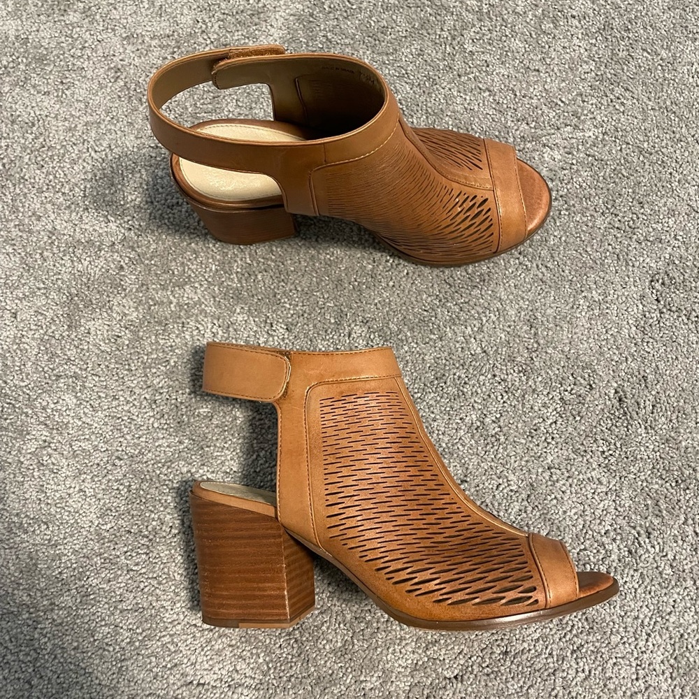 Vince Camuto Lavette Dark Sand sandel